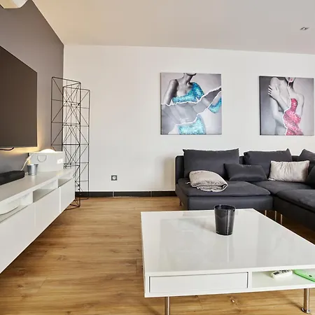 Maison De Moderne Climatisee Avec Piscine *