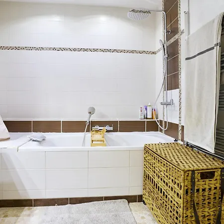 Maison De Moderne Climatisee Avec Piscine *
